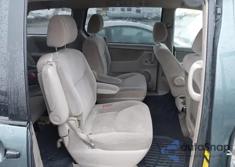 2004 Toyota Sienna Le z USA, uszkodzony, nr VIN 5TDZA23CX4S021446